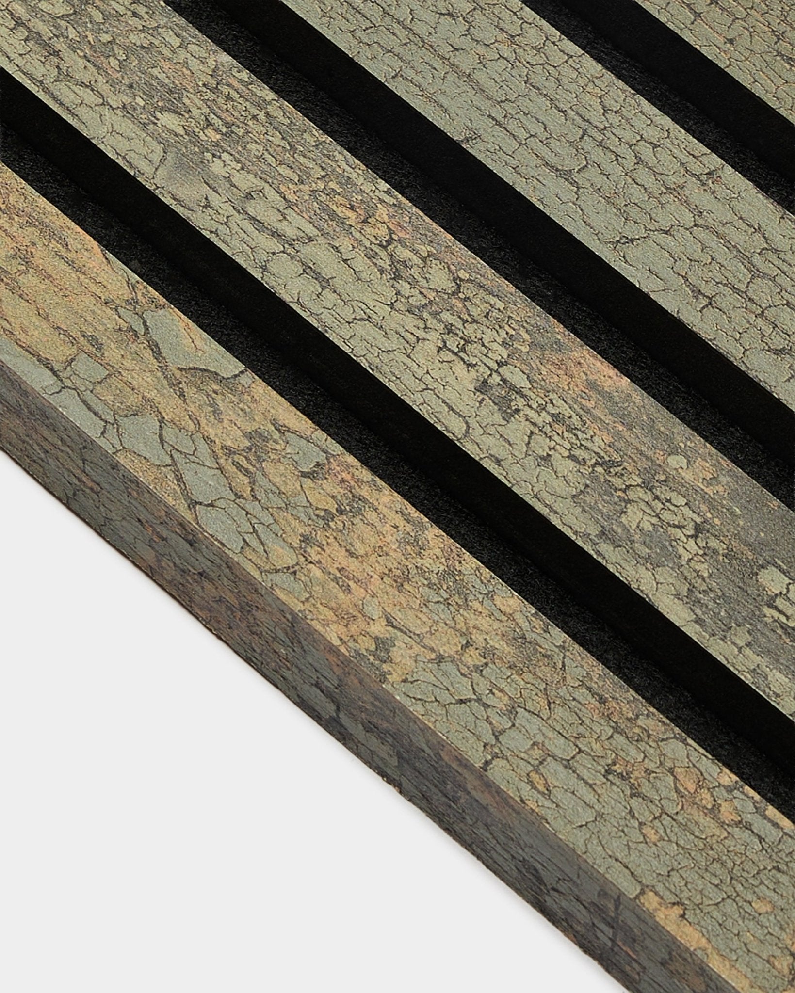 Close-up van WoodUpp Akupanel End Lamella in Oxide Grey, 2,2 cm, met zichtbaar gestructureerd Akoestisch paneel en black groeven op een oppervlak in aardetinten.